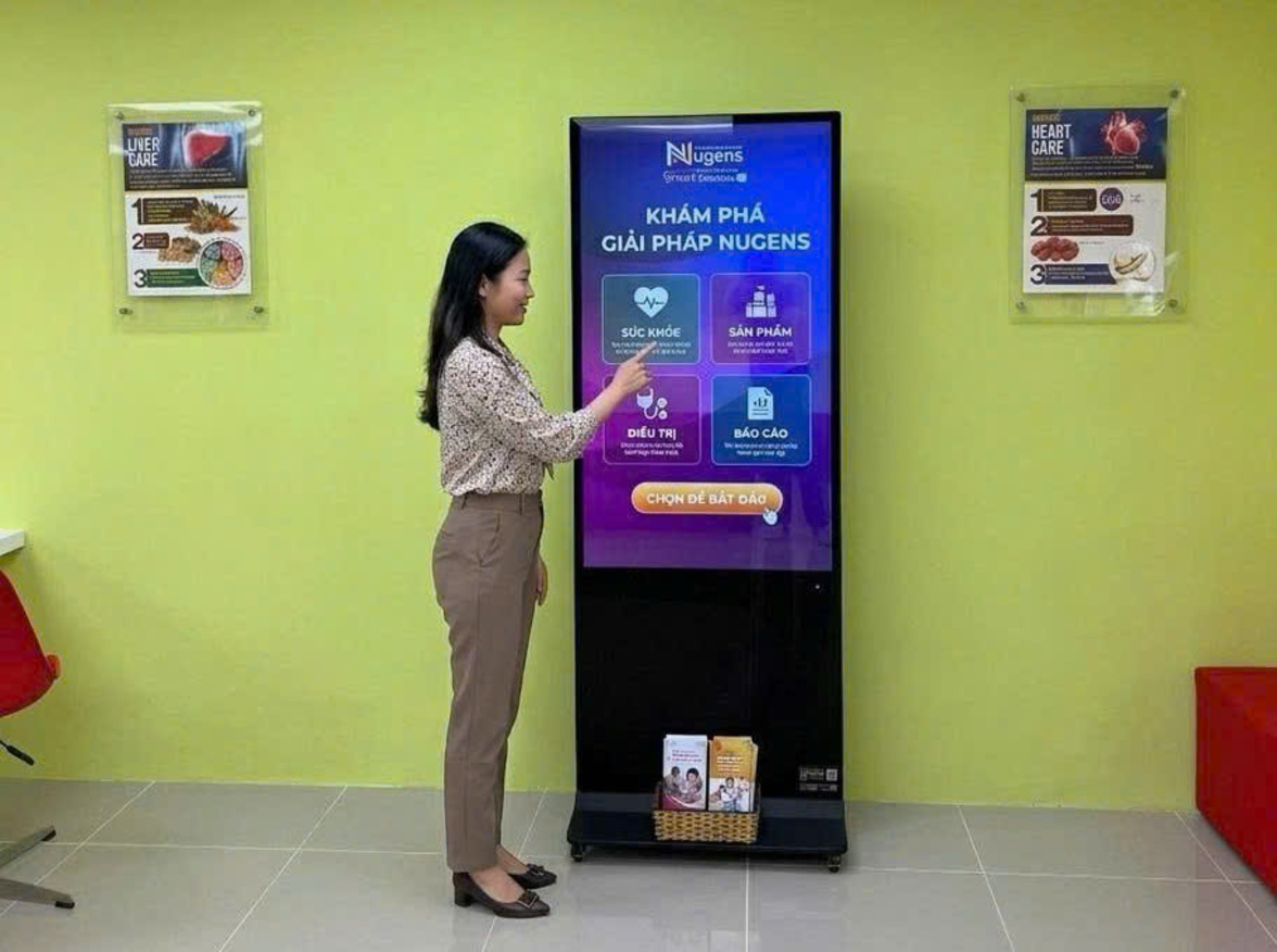Màn hình kỹ thuật số trước quầy lễ tân