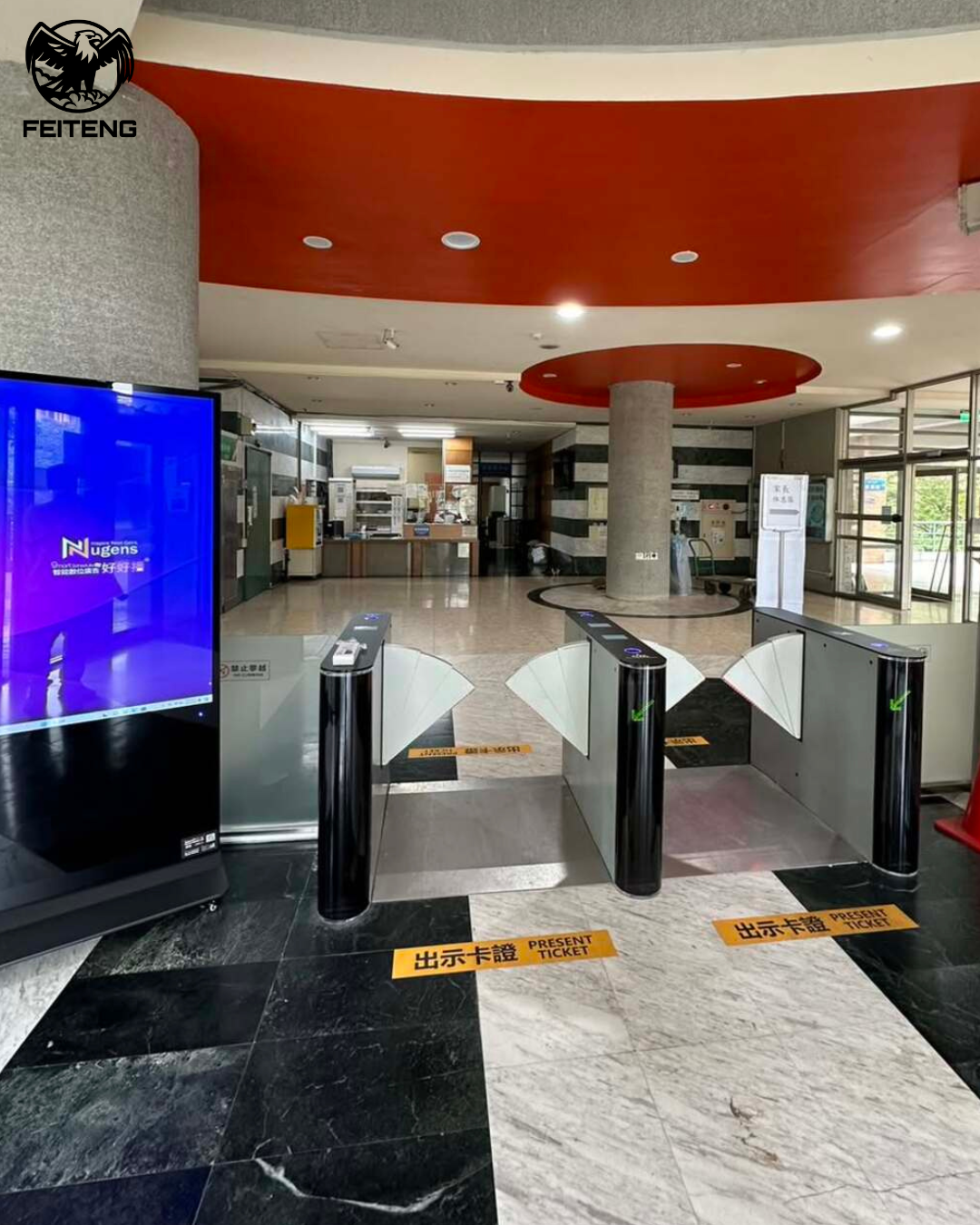 Màn hình chân đứng ngoài trời đặt tại cổng ra vào