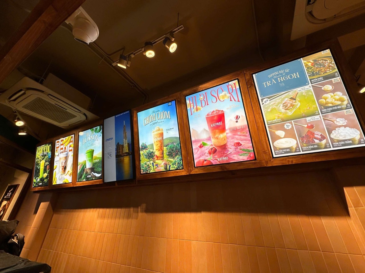 Màn hình menu treo tường nước uống Katinat
